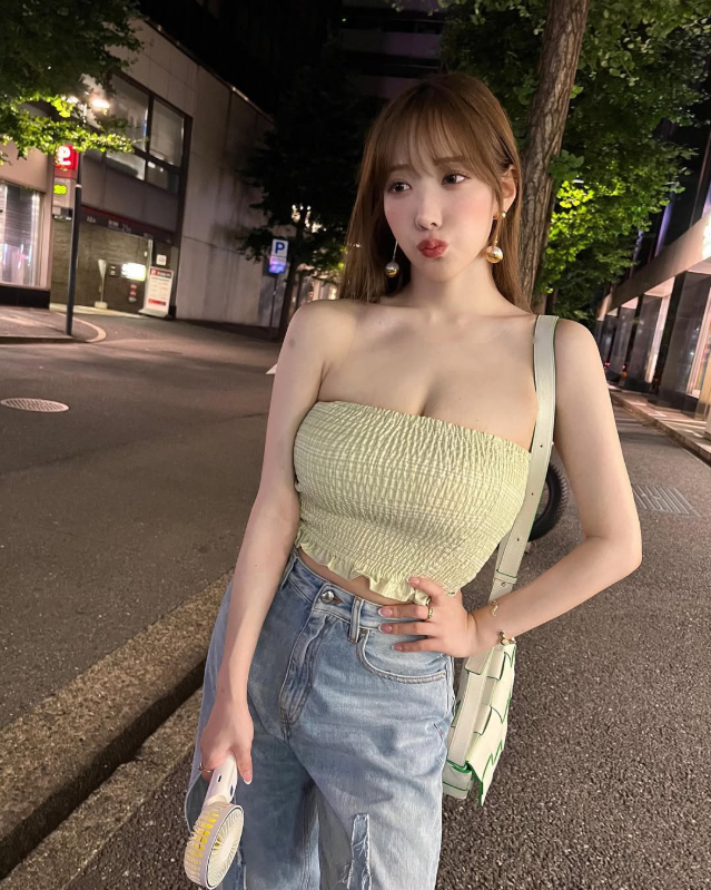 Hot girl gợi cảm khiến fan bất ngờ tột độ, khoe vận may “đỉnh nóc” khi mở thẻ One Piece