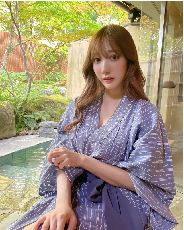 Hot girl gợi cảm khiến fan bất ngờ tột độ, khoe vận may “đỉnh nóc” khi mở thẻ One Piece