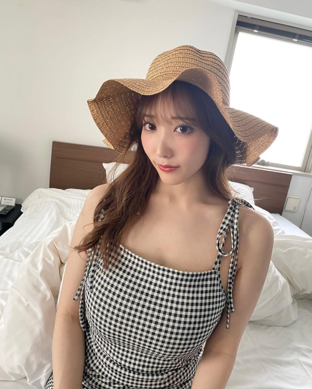 Hot girl gợi cảm khiến fan bất ngờ tột độ, khoe vận may “đỉnh nóc” khi mở thẻ One Piece