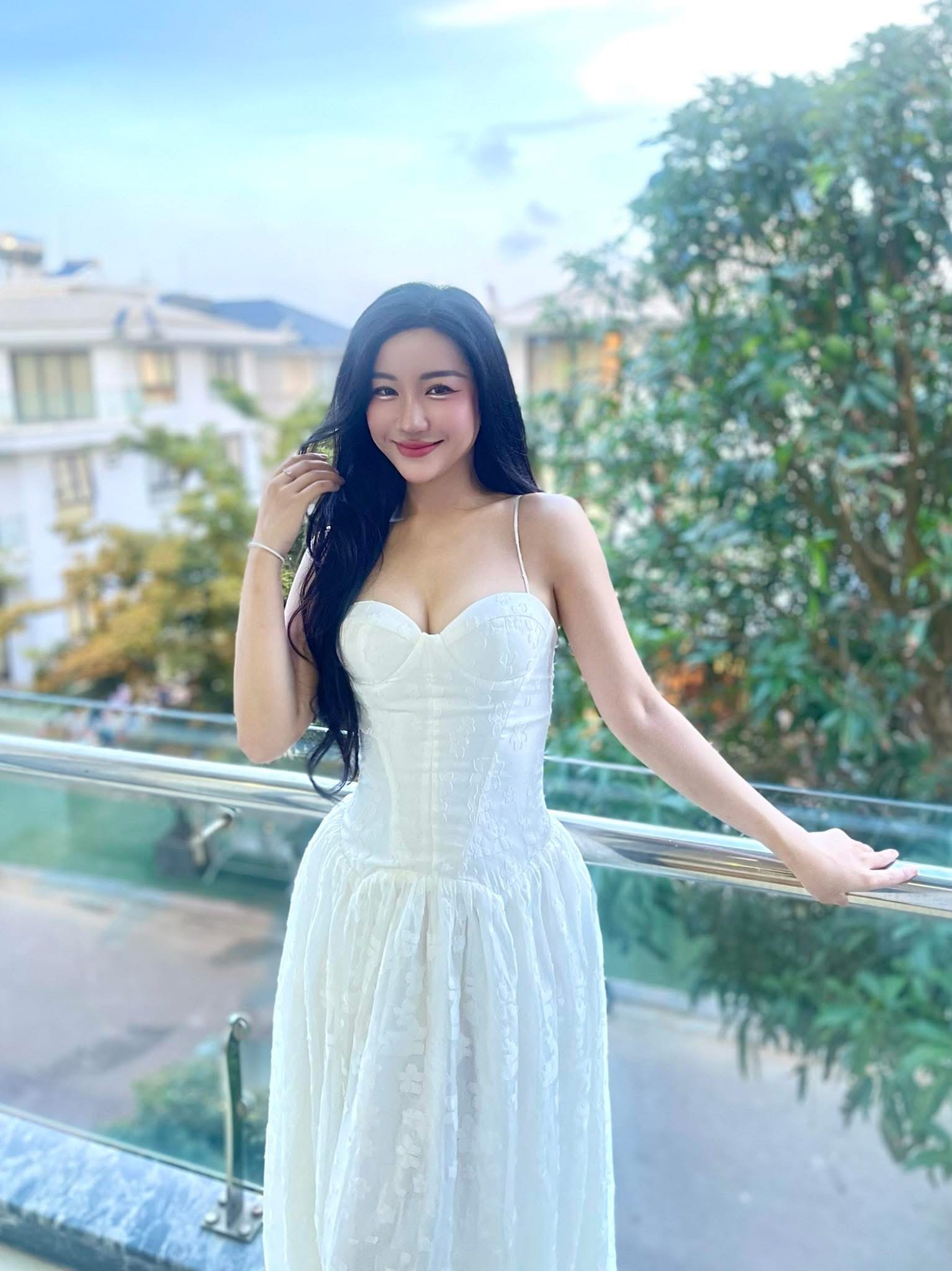 Những chiếc đầm dạ hội thướt tha, trang nhã nhưng không kém phần quyến rũ, tôn lên vóc dáng mảnh mai và làn da trắng ngần dưới ánh đèn sân khấu.