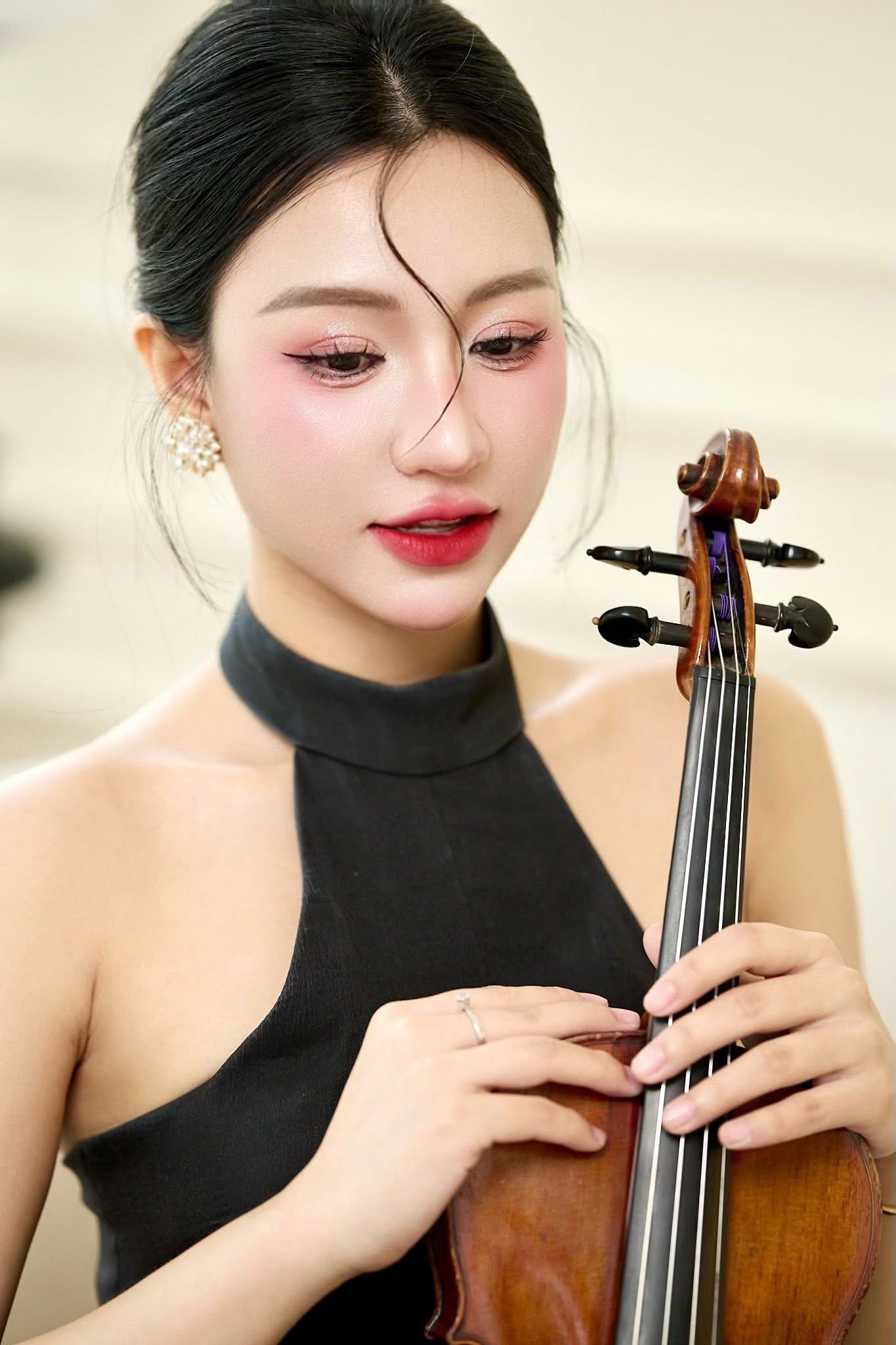 Sự tập trung cao độ, phiêu theo từng nốt nhạc tạo nên khí chất của một nàng tiểu thư đài các, quý phái.