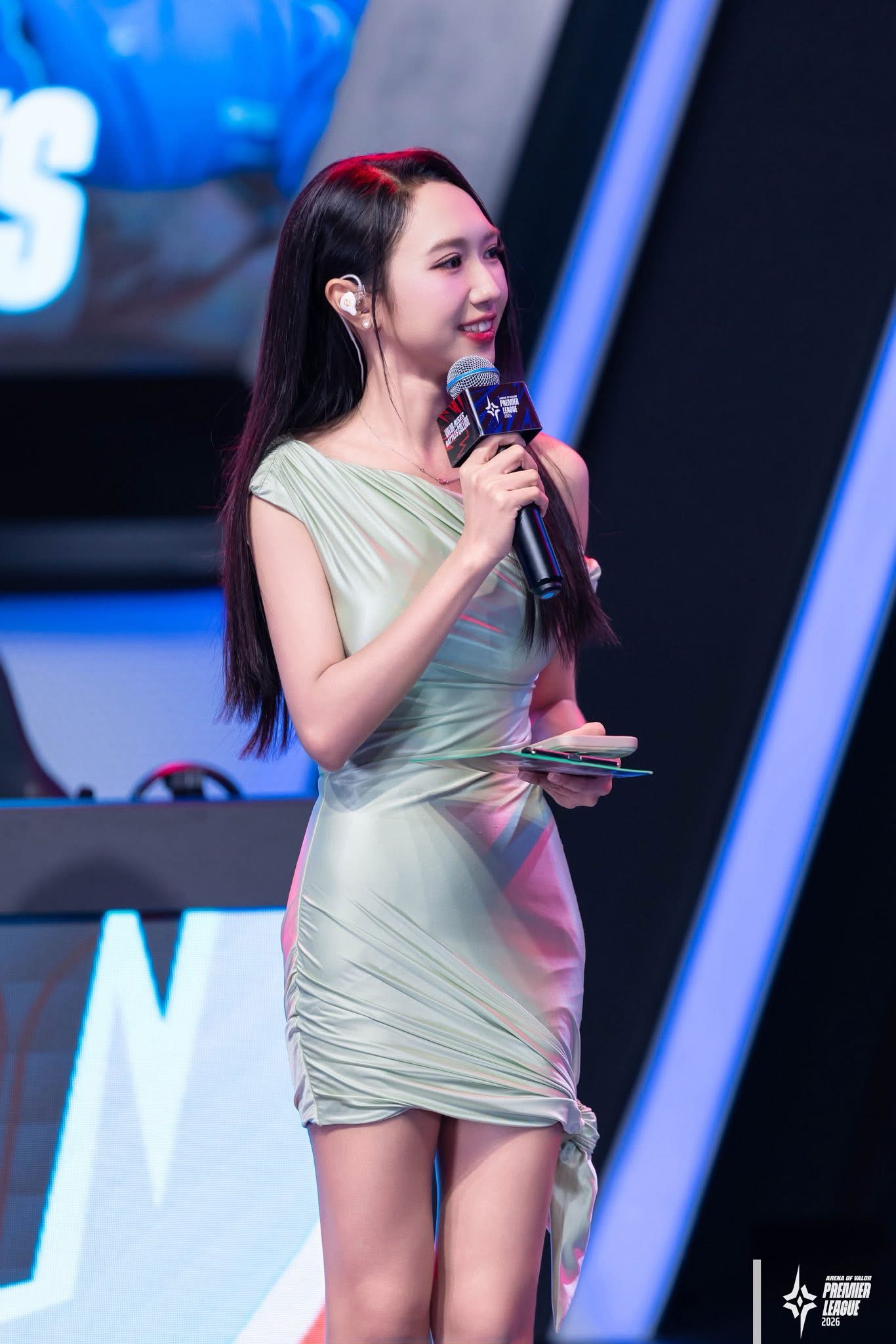 Cận cảnh nhan sắc nữ MC Esports làm việc 18 tiếng/ngày