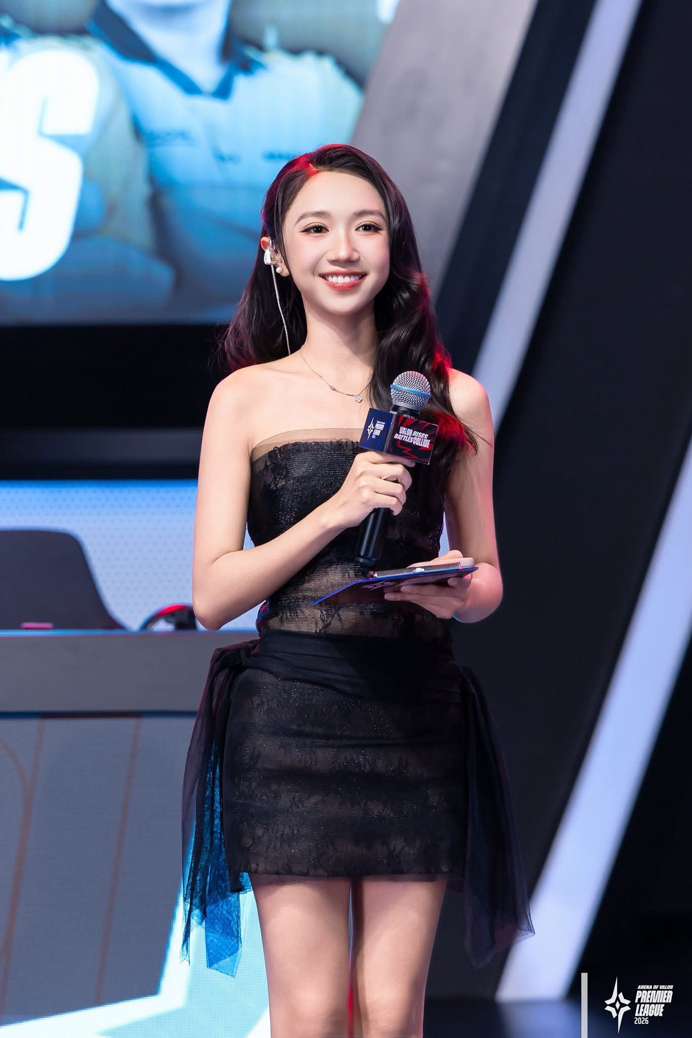 Cận cảnh nhan sắc nữ MC Esports làm việc 18 tiếng/ngày