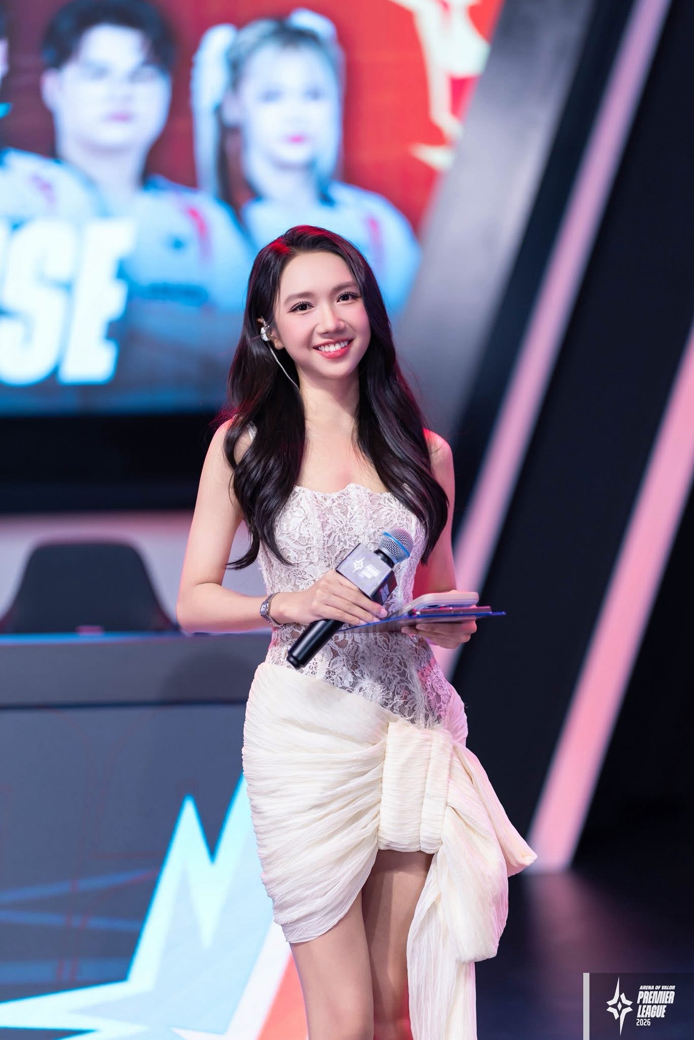 Cận cảnh nhan sắc nữ MC Esports làm việc 18 tiếng/ngày