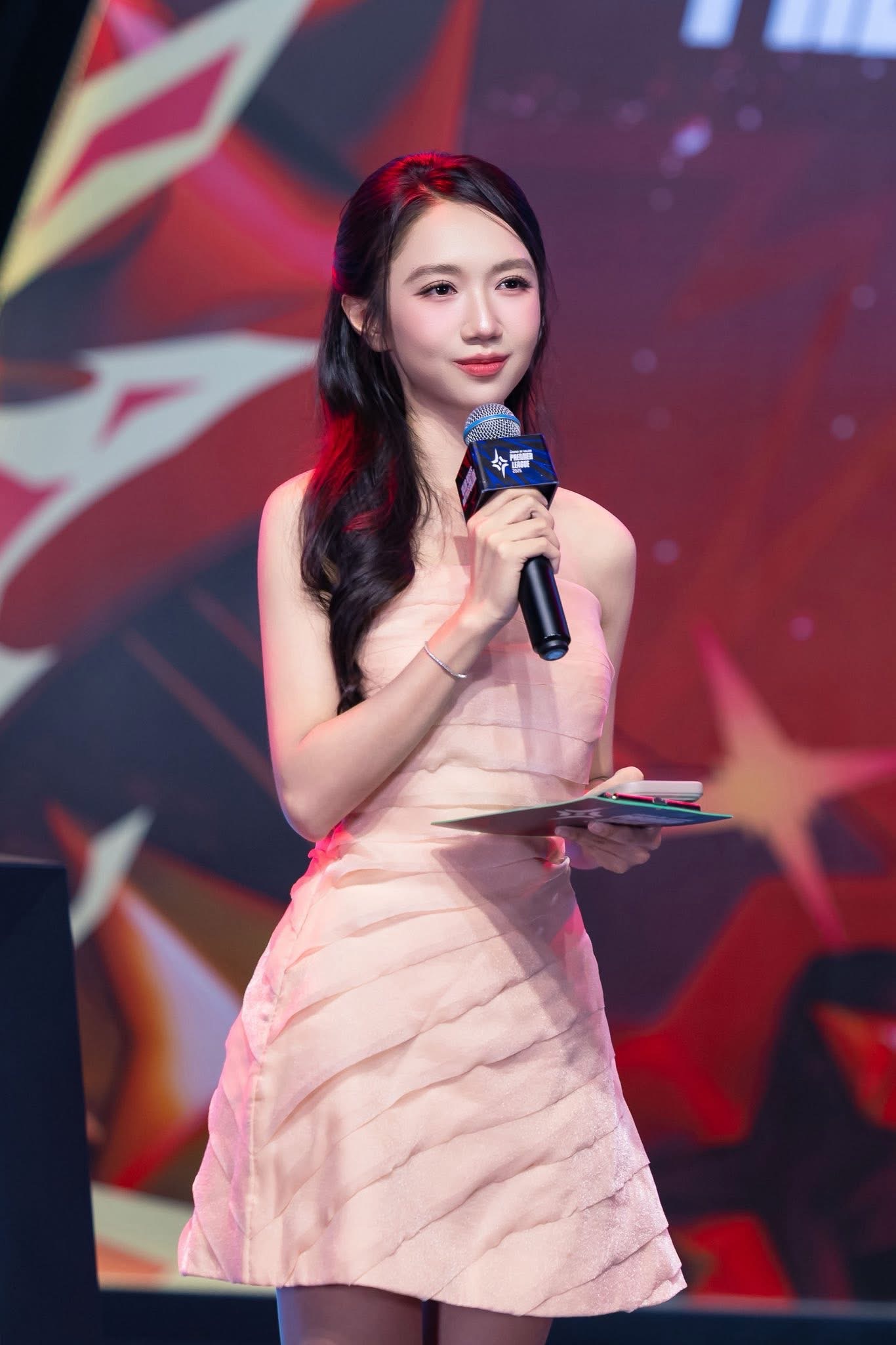 Cận cảnh nhan sắc nữ MC Esports làm việc 18 tiếng/ngày