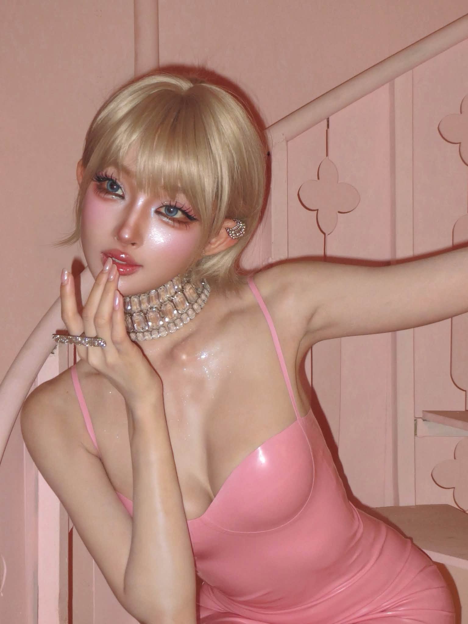 Hot girl Sài Thành hóa búp bê sống, khiến MXH 