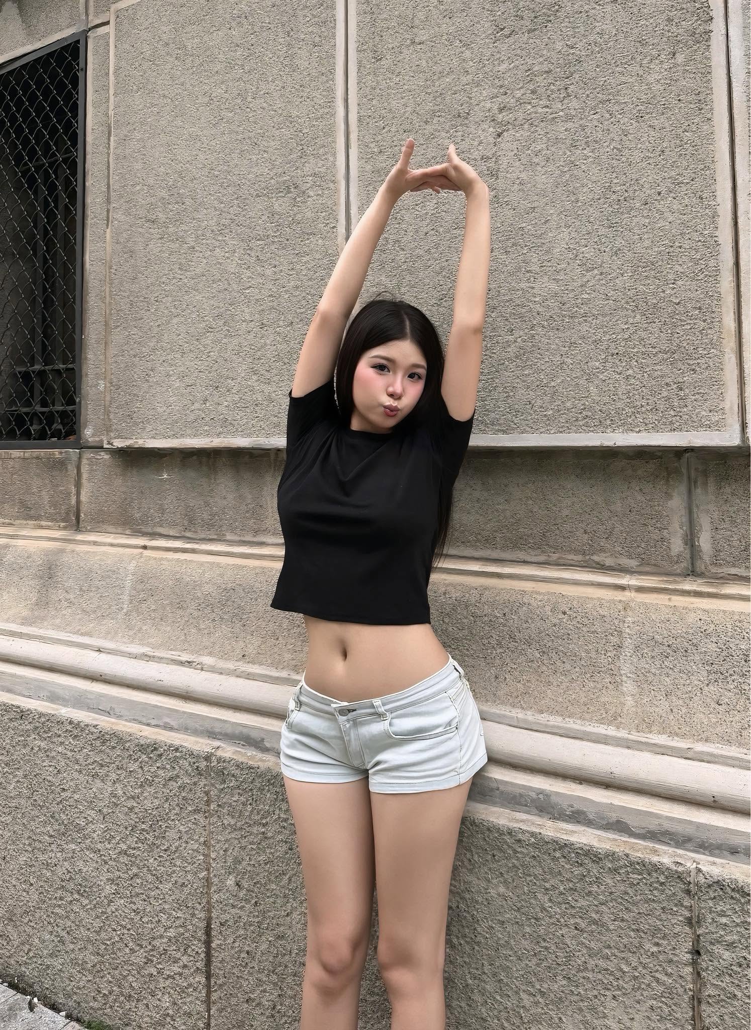 Diện nguyên set đồ tập dạo phố, hot girl vẫn khiến CĐM