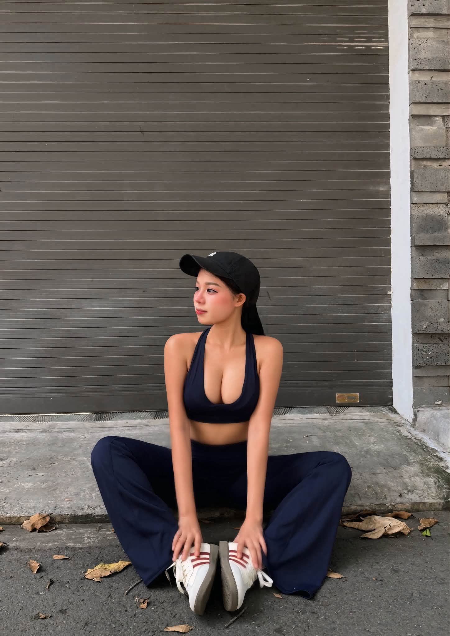 Diện nguyên set đồ tập dạo phố, hot girl vẫn khiến CĐM