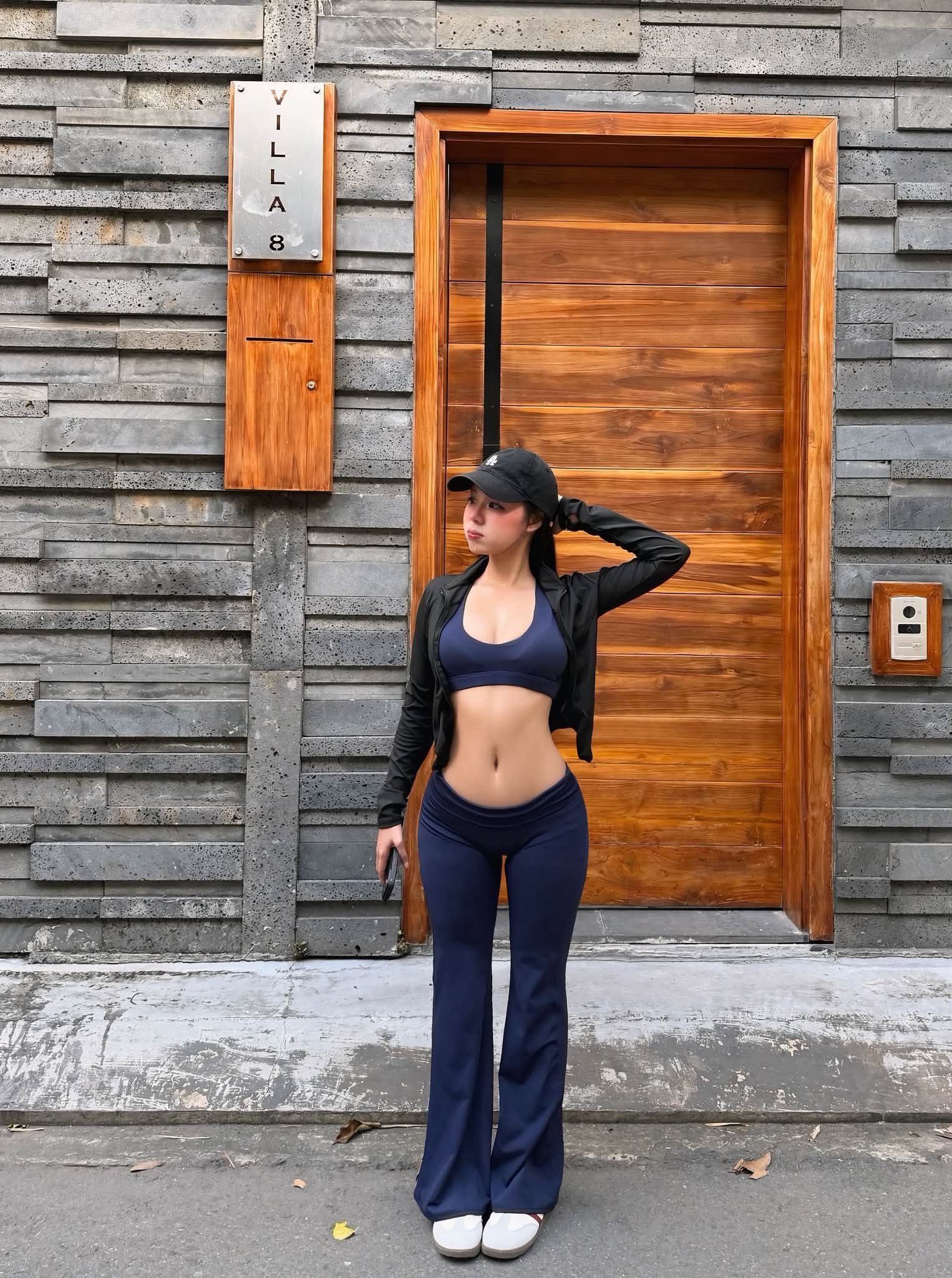 Diện nguyên set đồ tập dạo phố, hot girl vẫn khiến CĐM