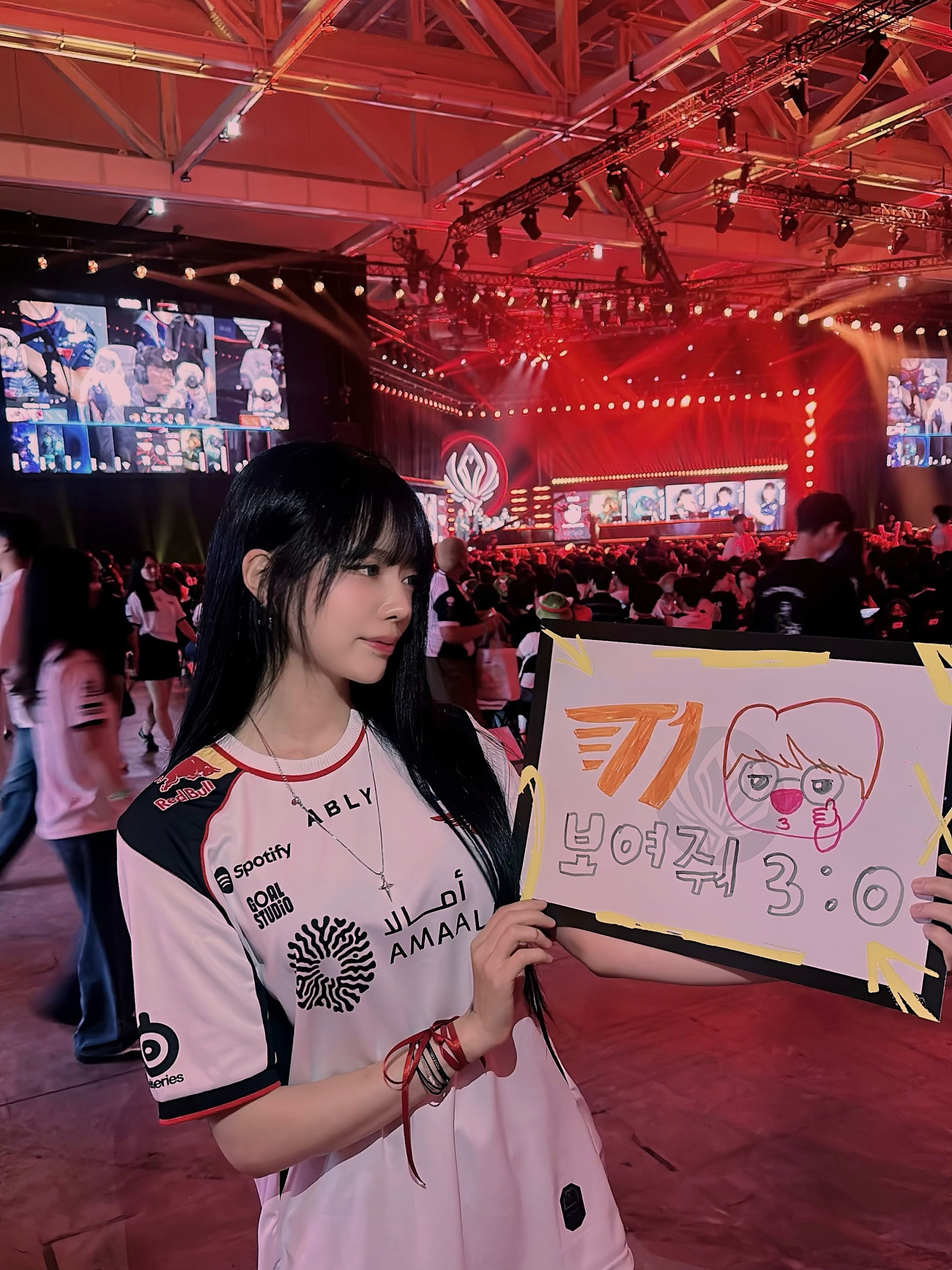 Đi cổ vũ T1, fangirl bất ngờ