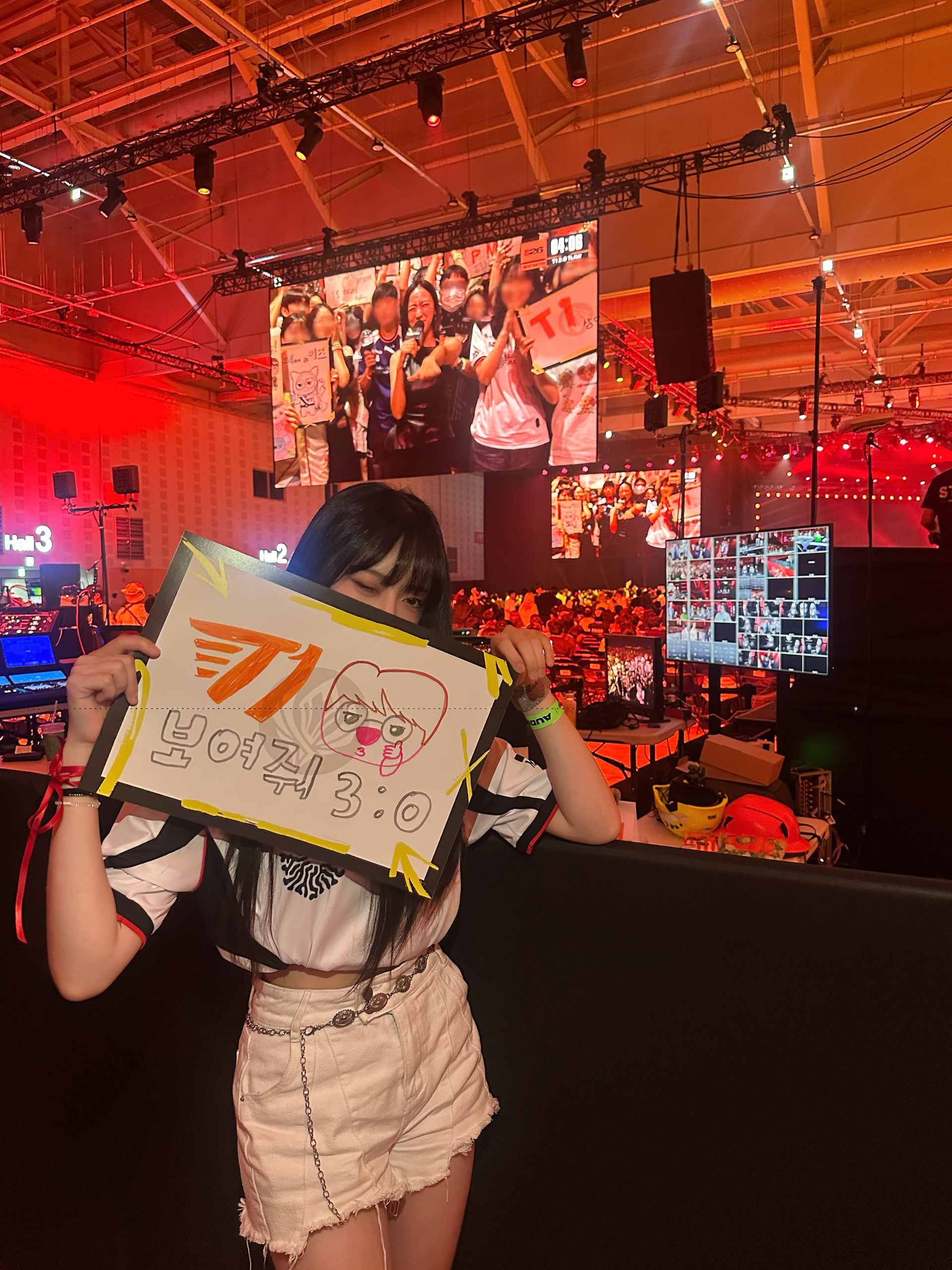 Đi cổ vũ T1, fangirl bất ngờ
