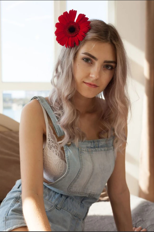Cổ vũ Ronaldo tại World Cup theo phong cách cực gợi cảm, nàng hot girl bỗng nổi như cồn, hóa ra là cái tên