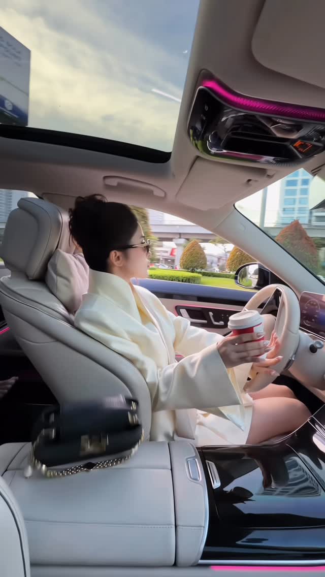 Vừa lái xe, vừa