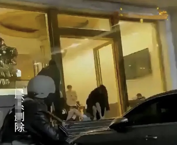 Lợi dụng lúc bạn thân say xỉn, cô gái có hành động khiến những người chứng kiến phẫn nộ tột cùng