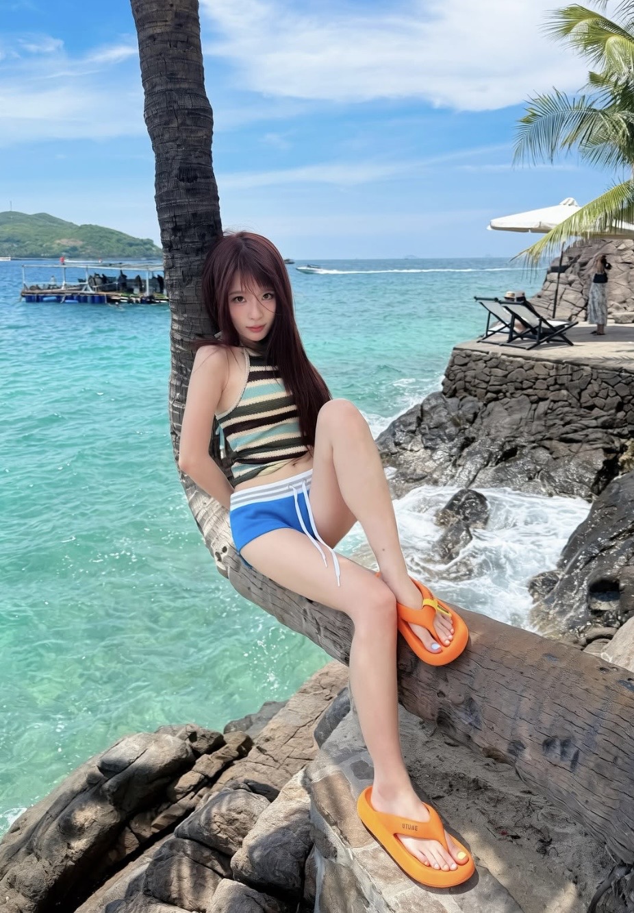 Ngọc Kem khiến fan đứng ngồi không yên với bộ ảnh lấy cảm hứng từ skin Krixi tiệc bãi biển