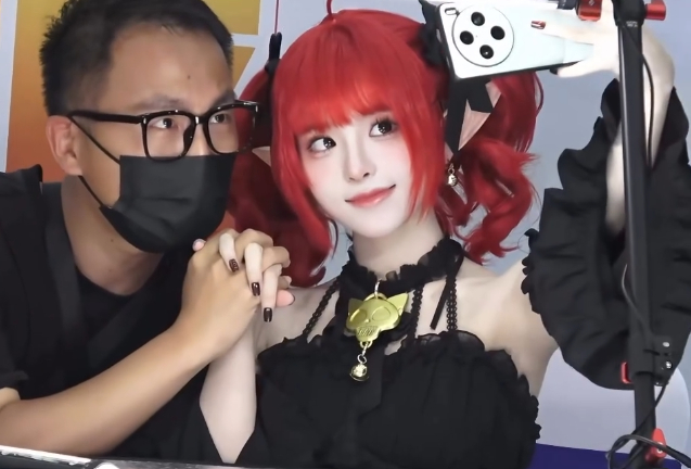 Quá thân thiện khi giao lưu với fan, nữ coser bất ngờ trở thành