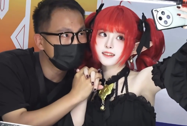 Quá thân thiện khi giao lưu với fan, nữ coser bất ngờ trở thành