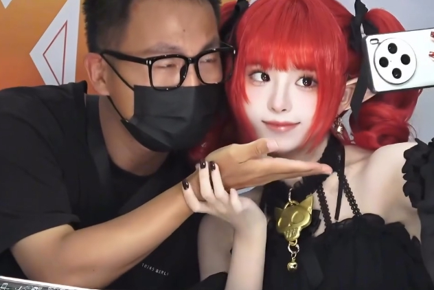 Quá thân thiện khi giao lưu với fan, nữ coser bất ngờ trở thành