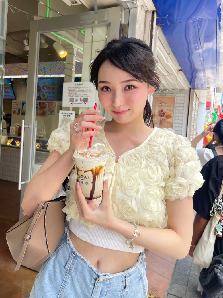 Nữ nhân viên Starbucks đẹp nhất Nhật Bản bỏ nghề, chuyển hướng làm hot girl gợi cảm, ảnh mới hút gần 13 triệu lượt xem