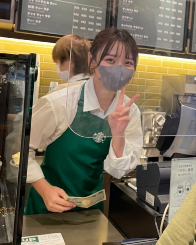 Nữ nhân viên Starbucks đẹp nhất Nhật Bản bỏ nghề, chuyển hướng làm hot girl gợi cảm, ảnh mới hút gần 13 triệu lượt xem