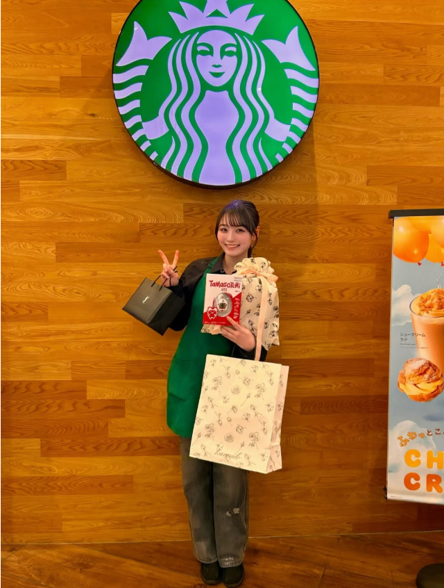 Nữ nhân viên Starbucks đẹp nhất Nhật Bản bỏ nghề, chuyển hướng làm hot girl gợi cảm, ảnh mới hút gần 13 triệu lượt xem