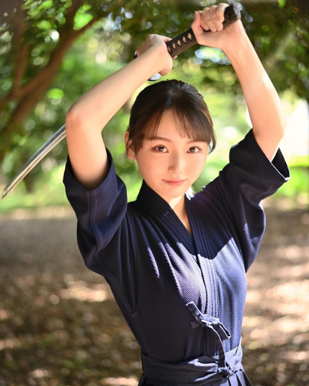 Nữ nhân viên Starbucks đẹp nhất Nhật Bản bỏ nghề, chuyển hướng làm hot girl gợi cảm, ảnh mới hút gần 13 triệu lượt xem
