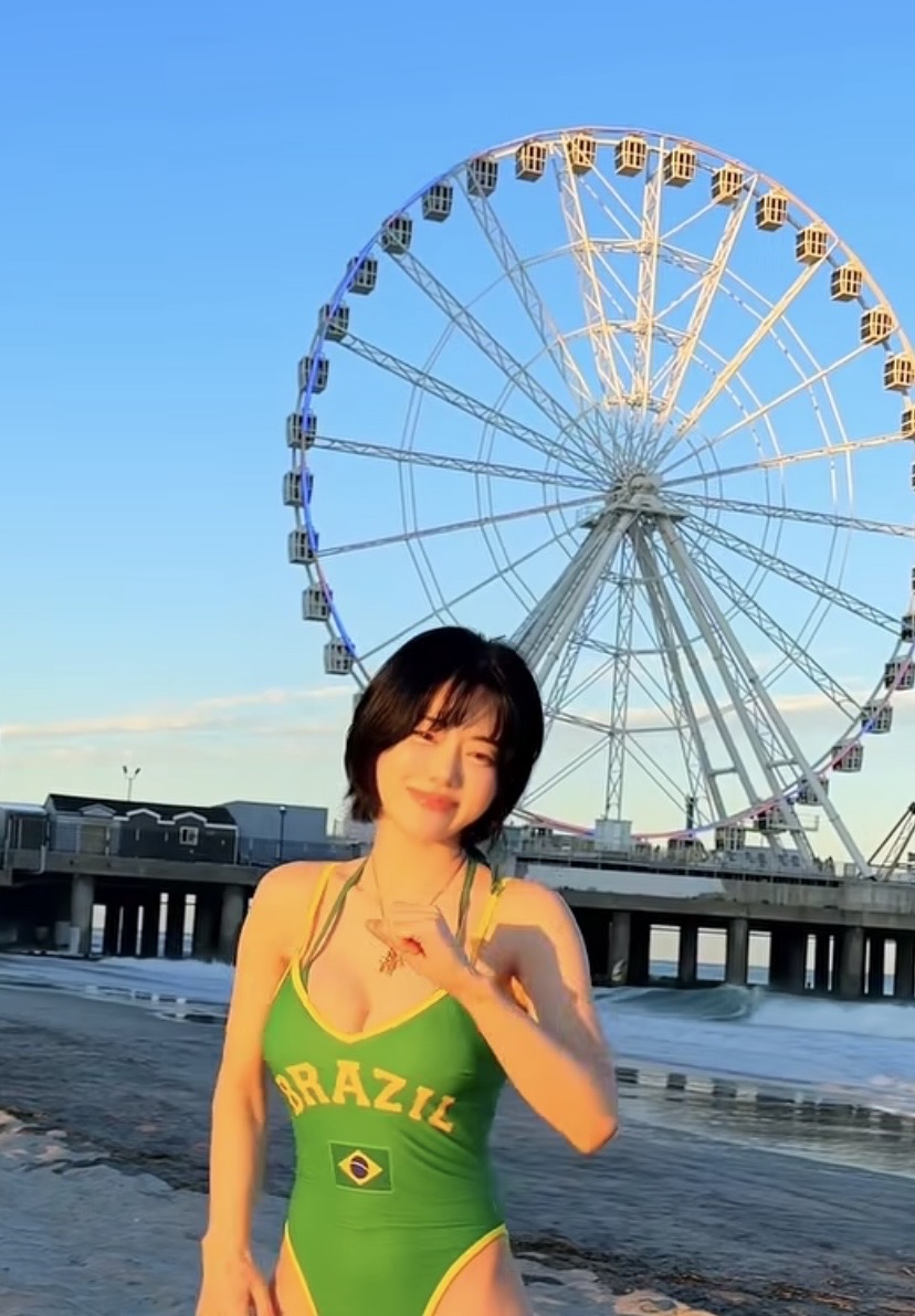 DJ Soda diện trang phục Brazil khuấy động không khí bãi biển