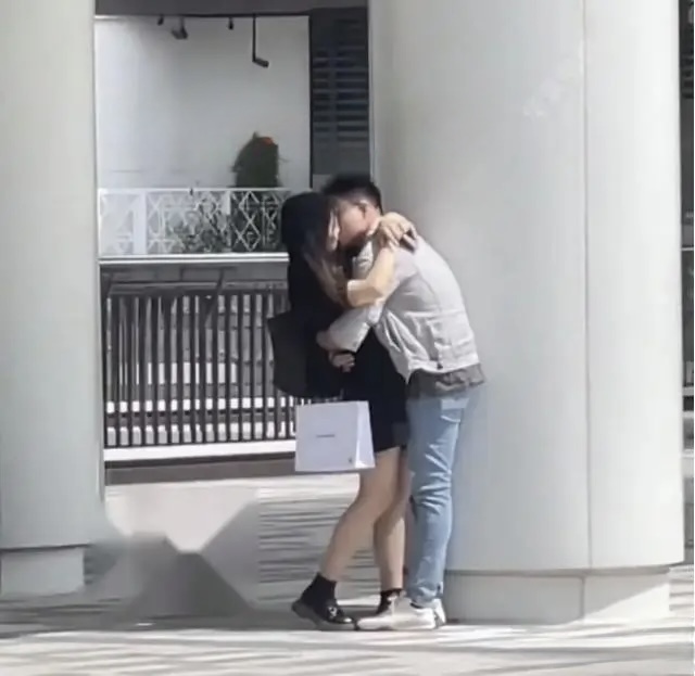 Nụ hôn kéo dài giữa thành phố của cặp đôi trẻ khiến dân mạng tranh cãi