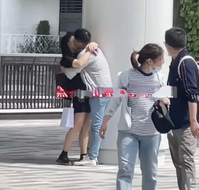 Nụ hôn kéo dài giữa thành phố của cặp đôi trẻ khiến dân mạng tranh cãi