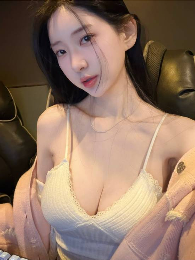 Khoe ảnh ra net chơi game do chính mình làm mẫu cho nữ chính, hot girl xinh đẹp hút hàng chục nghìn like, gợi cảm tới ngỡ ngàng