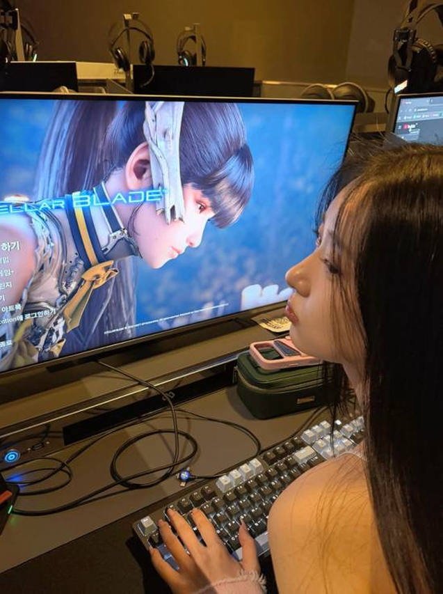 Khoe ảnh ra net chơi game do chính mình làm mẫu cho nữ chính, hot girl xinh đẹp hút hàng chục nghìn like, gợi cảm tới ngỡ ngàng