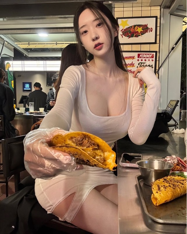 Khoe ảnh ra net chơi game do chính mình làm mẫu cho nữ chính, hot girl xinh đẹp hút hàng chục nghìn like, gợi cảm tới ngỡ ngàng