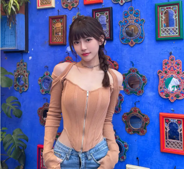 Đang livestream game thì liên tục bị yêu cầu đứng dậy khoe ngoại hình, nữ streamer gợi cảm bức xúc, thẳng thừng đáp trả