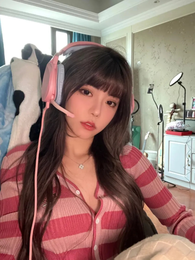 Đang livestream game thì liên tục bị yêu cầu đứng dậy khoe ngoại hình, nữ streamer gợi cảm bức xúc, thẳng thừng đáp trả