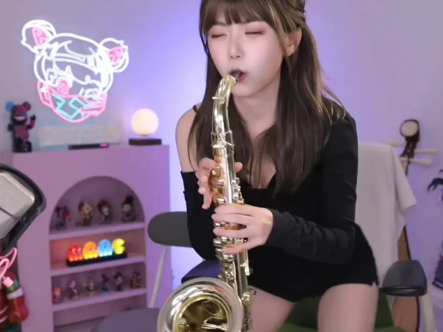 Đang livestream game thì liên tục bị yêu cầu đứng dậy khoe ngoại hình, nữ streamer gợi cảm bức xúc, thẳng thừng đáp trả