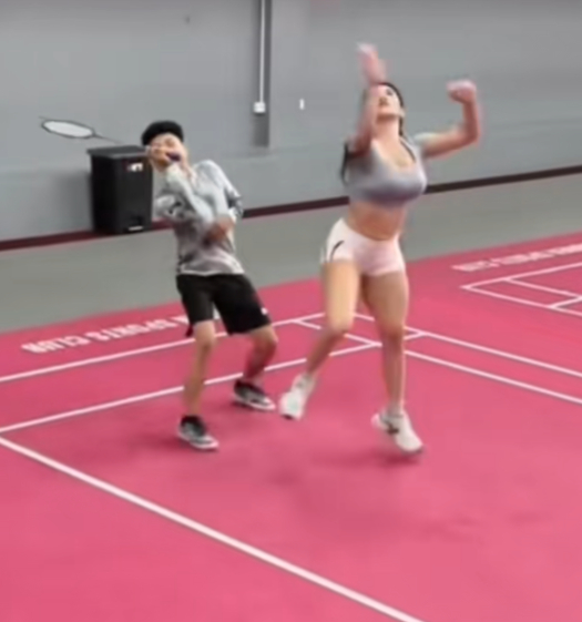 Xuất hiện vài giây trên sân cầu lông, hot girl bất ngờ
