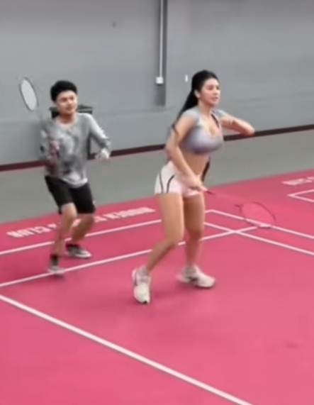 Xuất hiện vài giây trên sân cầu lông, hot girl bất ngờ