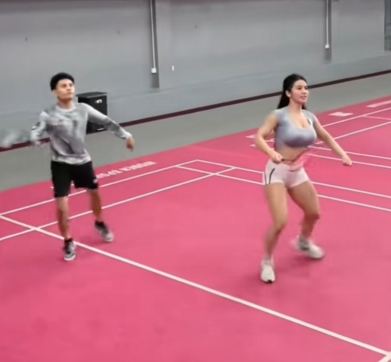 Xuất hiện vài giây trên sân cầu lông, hot girl bất ngờ