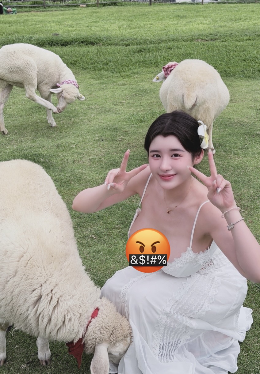 Nữ coser diện váy hở bạo đi nông trại, hớ hênh vùng nhạy cảm tạo làn sóng tranh cãi