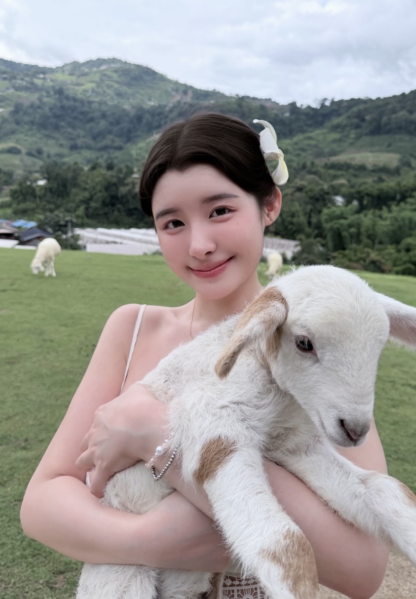 Nữ coser diện váy hở bạo đi nông trại, hớ hênh vùng nhạy cảm tạo làn sóng tranh cãi