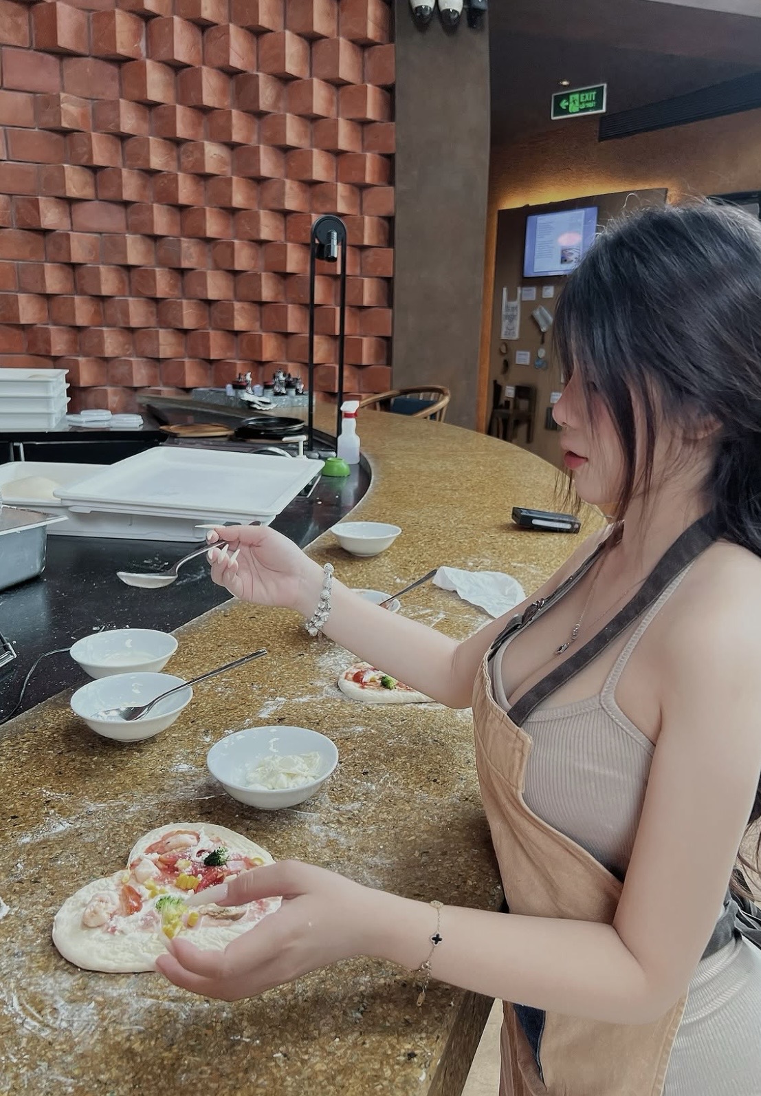 Cô gái xinh đẹp khiến fan nam rung rinh với khoảnh khắc tự tay làm Pizza cực cuốn hút