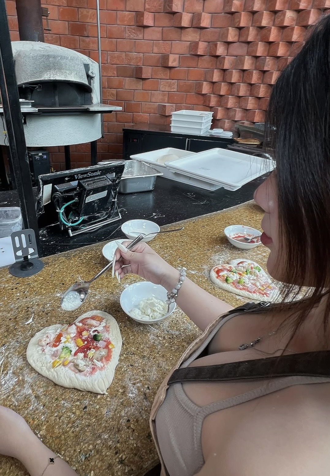 Cô gái xinh đẹp khiến fan nam rung rinh với khoảnh khắc tự tay làm Pizza cực cuốn hút