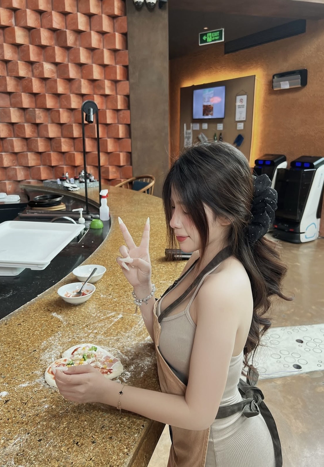 Cô gái xinh đẹp khiến fan nam rung rinh với khoảnh khắc tự tay làm Pizza cực cuốn hút