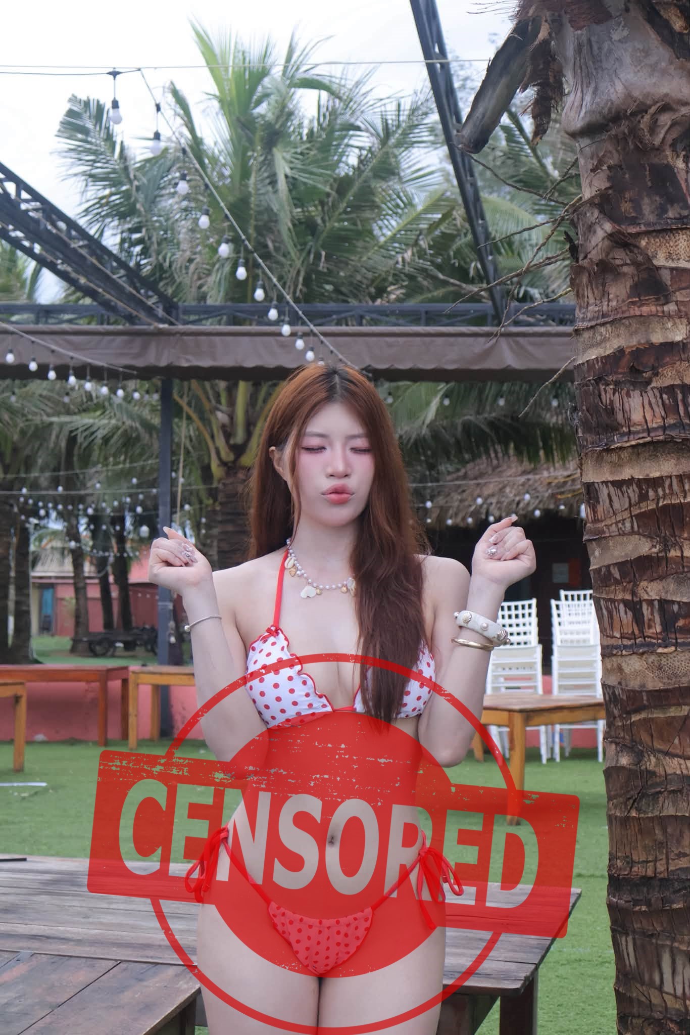 Anh Thơ diện bikini