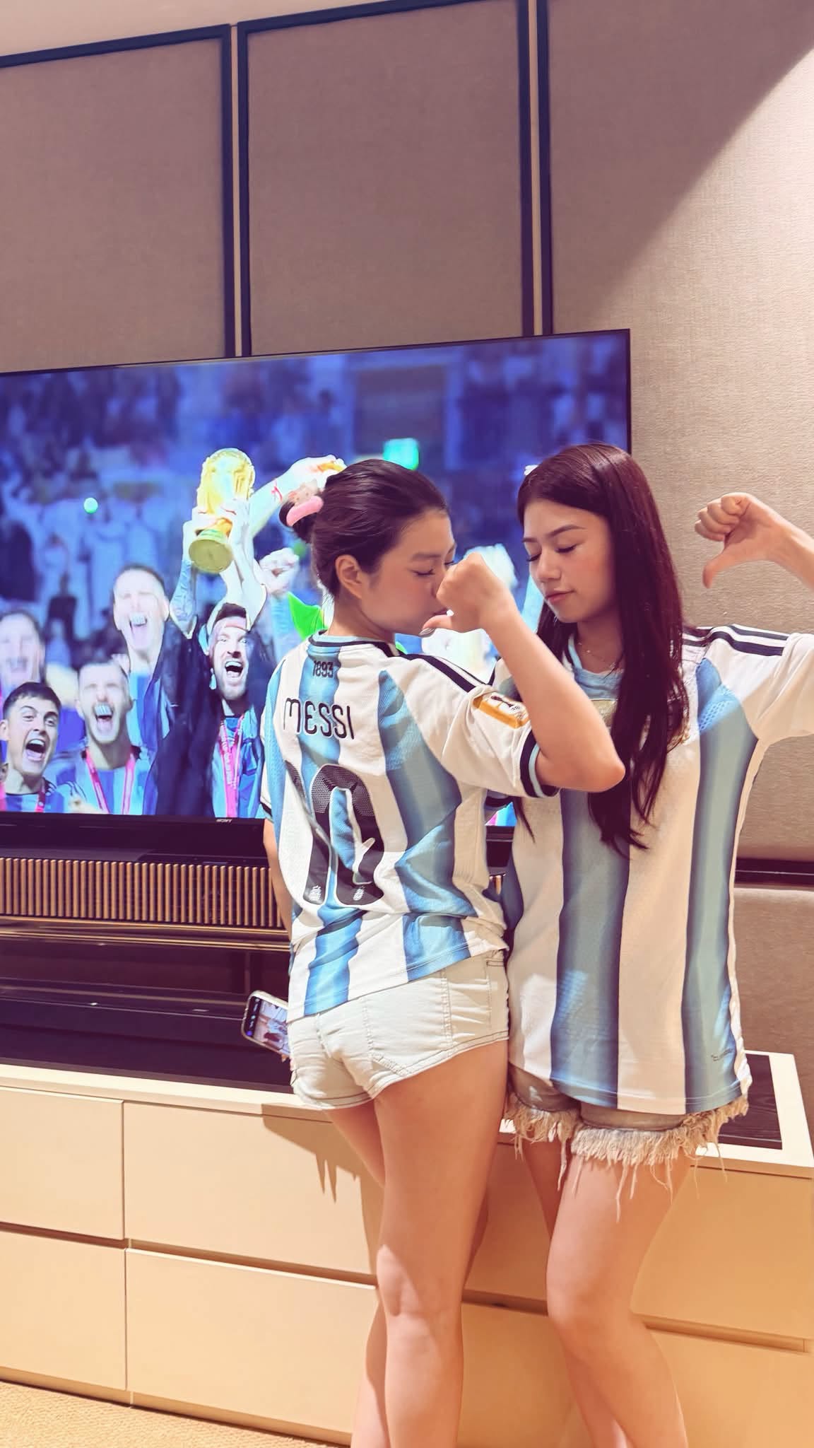 Argentina chiến thắng mãn nhãn, fan girl Hà Linh tung ảnh ăn mừng khiến anh em thích thú