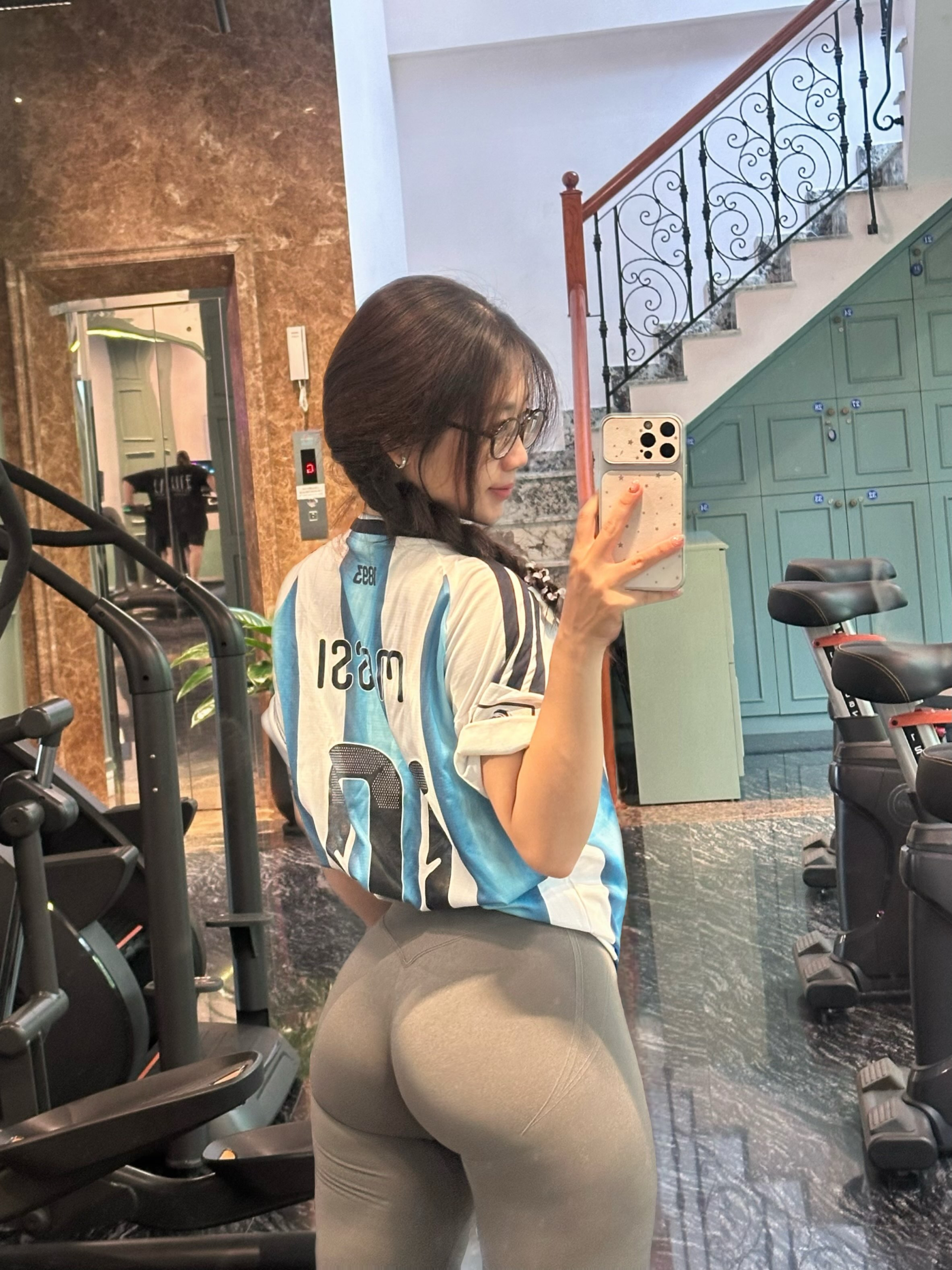 Diện áo Argentina đi tập gym, fan girl Argentina khiến ai cũng phải gật gù thích thú