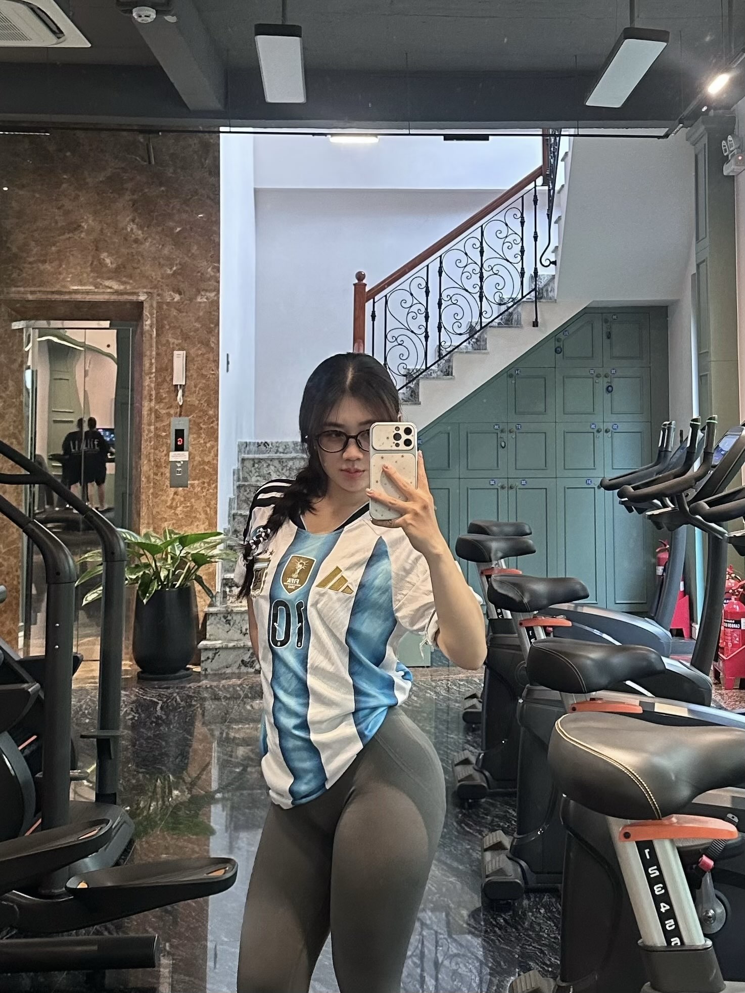 Diện áo Argentina đi tập gym, fan girl Argentina khiến ai cũng phải gật gù thích thú