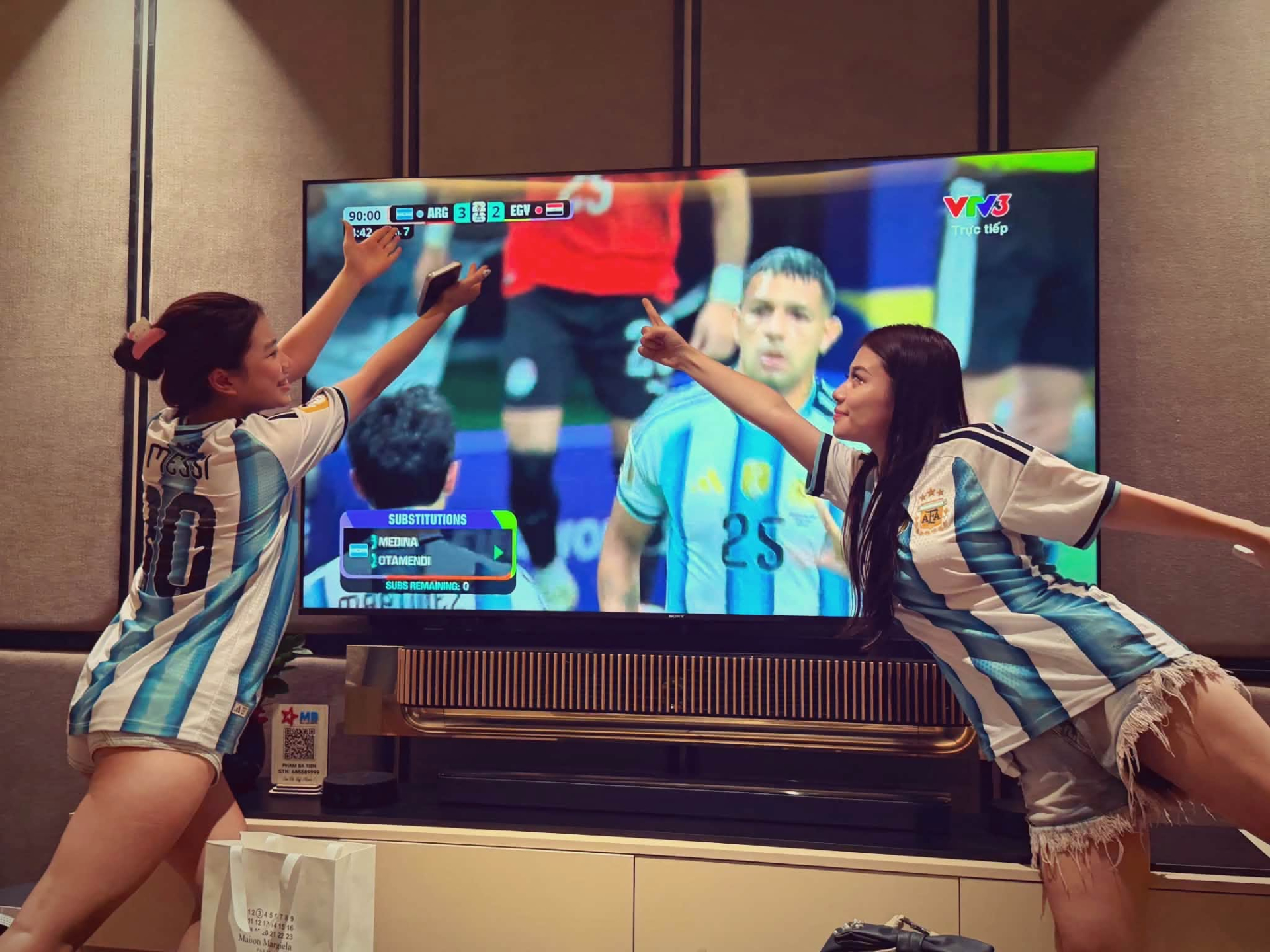 Argentina chiến thắng mãn nhãn, fan girl Hà Linh tung ảnh ăn mừng khiến anh em thích thú