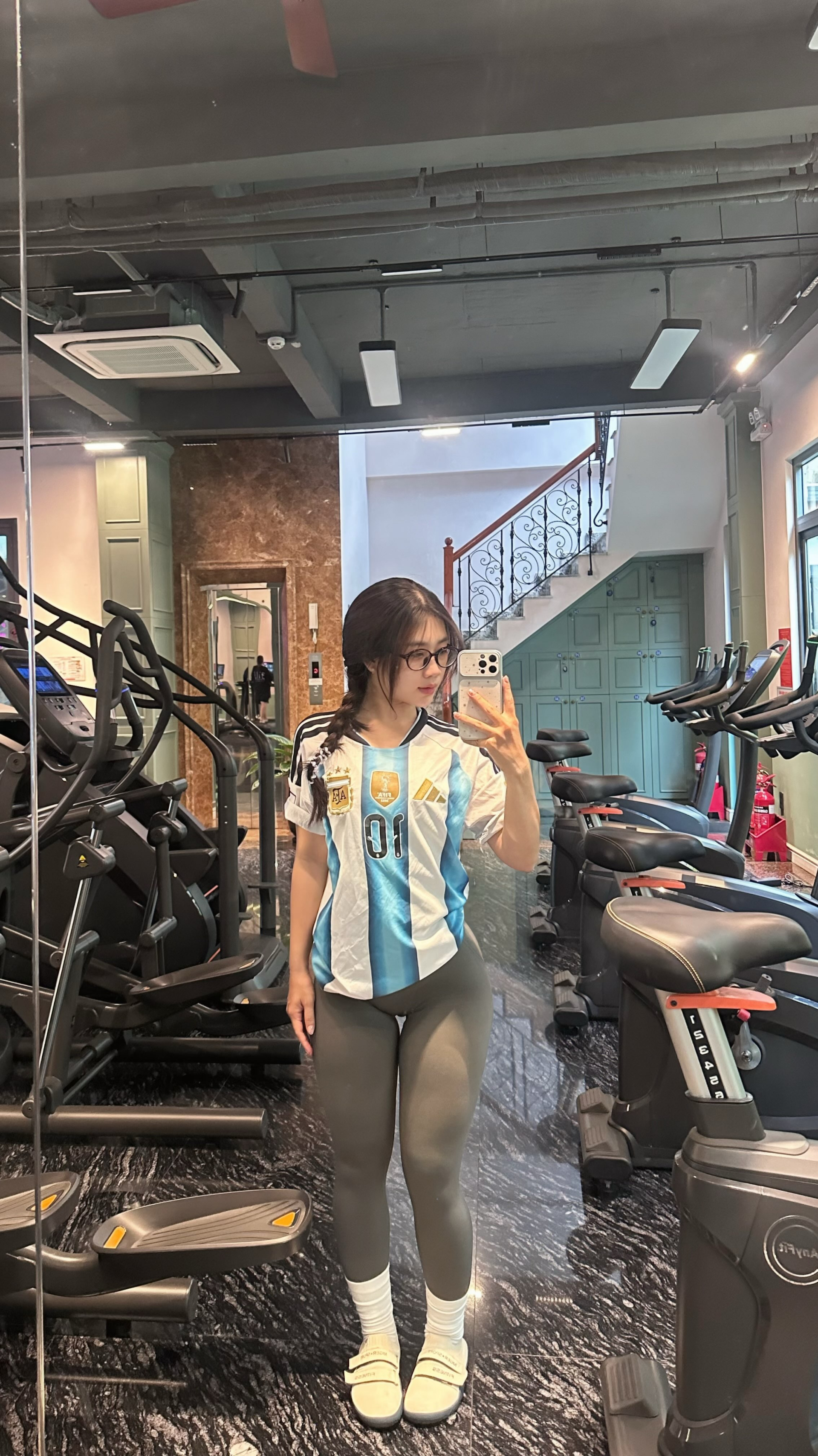Diện áo Argentina đi tập gym, fan girl Argentina khiến ai cũng phải gật gù thích thú