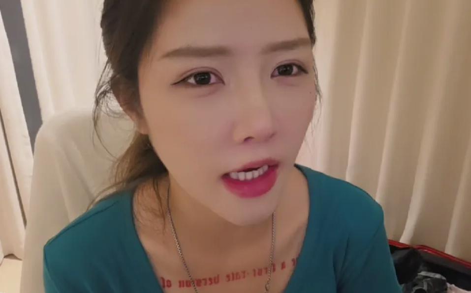 Thu nhập lên tới hàng triệu USD, nữ streamer bật khóc vì